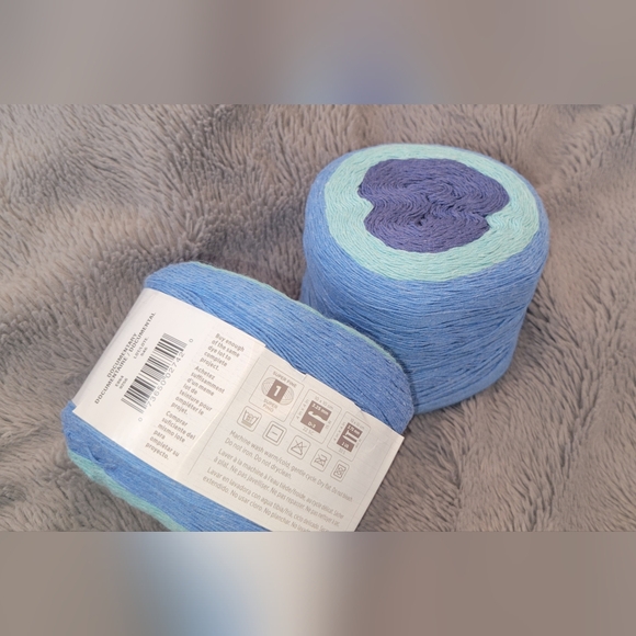 RedHeart - It's a wrap - Picture 4 of 5